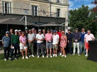 𝐁𝐞𝐠𝐢𝐧𝐧𝐞𝐫𝐬 𝐂𝐮𝐩 ⛳️

Une première édition très sympathique !

Vingt joueurs ont participé à ce scramble à 3 destiné particulièrement aux débutants.
Ces derniers étaient accompagnés d’un membre plus expérimenté.

Un bon moment de partage et une ambiance on ne peut plus amicale, sous le soleil qui plus est ! ☀️😎😄

Cet enthousiasme va permettre aux nouveaux golfeurs ou qui suivent un pack de cours collectifs de découvrir la vie associative du club ! 🤗

Merci à notre élève pro Rebecca pour avoir eu idée de ce projet et de l’avoir très bien géré 👏

Bravo à tous les participants, qui pour la majorité jouaient leur première compétition 😊

Tout le monde est reparti avec un lot 🎁
Les gagnants ont eu la chance de remporter un green-fee au @golfdecaenlamer, merci à nos confrères normands pour la dotation 🤝😉

À bientôt pour de nouveaux événements de ce type !

#golfbeginner #golftouraine #golfassociatif #evenementgolf #ballanmiré #viedeclub #futurmembre