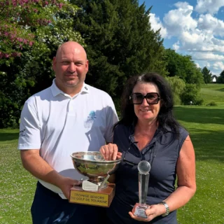 𝐓𝐫𝐨𝐩𝐡𝐞́𝐞 𝐒𝐞𝐧𝐢𝐨𝐫𝐬 🏆

Doublé de Tours-Ardrée en cette édition ! @bluegreen_tours_ardree 

En effet 𝐕𝐢𝐜𝐭𝐨𝐫𝐢𝐚 𝐁𝐞𝐬𝐧𝐢𝐞𝐫 s’impose chez les Dames 🏌🏻‍♀️ et 𝐍𝐢𝐜𝐨𝐥𝐚𝐬 𝐏𝐢𝐪𝐮𝐨𝐭 chez les Messieurs 🏌🏻‍♂️🥇

Les podiums sont complétés par Sylvie Fourré et Valéry Jean-Baptiste (Touraine) 🥈 ainsi que par Cécile Le Breton (Ardrée) Sébastien Craveur (St Jean de Monts) 🥉

Les joueurs ont bénéficié d’un parcours et d’une météo exceptionnels ⛳️👌🏼😎☀️
Bravo à l’équipe terrain 👨🏼‍🌾

Merci à tous les participants et rendez-vous au Grand-Prix Seniors le week-end du 30 et 31 août 🗓️

#tropheeseniors #golftouraine #golfcentrevaldeloire #cdgolf37 #ballanmiré #ardree #golfsenior #parcoursbijou