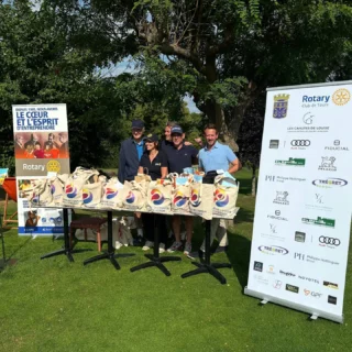 𝐂𝐨𝐮𝐩𝐞 𝐝𝐮 𝐑𝐨𝐭𝐚𝐫𝐲 ⛳️

Une belle compétition pour la bonne cause ! 🫶🏻

Comme tous les ans, le Rotary Club de Tours a organisé une compétition dans le but de soutenir une association. Elle avait lieu ce dimanche 15 juin.

Cette année c’est @lescahutesdelouise qui sera aidée grâce au versement des droits de jeu, soit 1100 €.

N’hésitez pas à faire un don, cette association propose des séjours d’exception pour les enfants malades et leur famille 😊

Plus de 70 joueurs ont participé en simple ou en scramble à 4.

De belles performances ont été signées aussi bien en simple qu’en scramble. 

À noter le 𝐭𝐫𝐨𝐮 𝐞𝐧 1️⃣ réalisé par Jan Lefebvre au trou n°3 ! 👏

Merci aux joueurs, à toute l’équipe du Rotary Club de Tours et en particulier à Jean-Yves Rousset pour l’organisation de la journée 🤗

#rotary #golfcaritatif #ballanmiré #rotarytours #golfcompetition⛳️ #bonnecause #association #golfcentrevaldeloire
